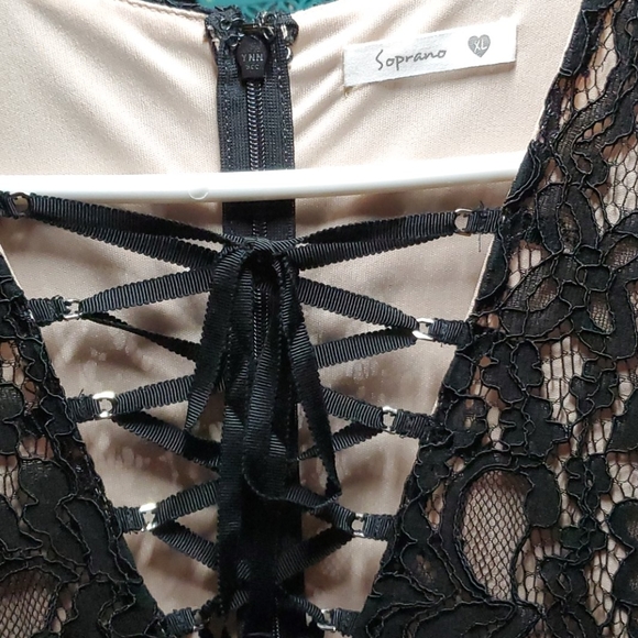 Soprano lace dress - Picture 4 of 7